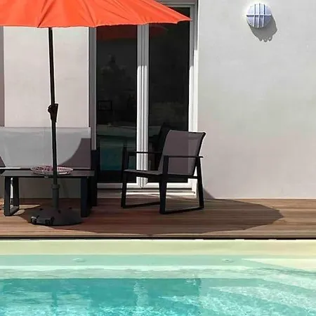 Villa 4 Chambres Avec Piscine Chauffee Et Jacuzzi, A 800m De La Des Sables Vigniers *