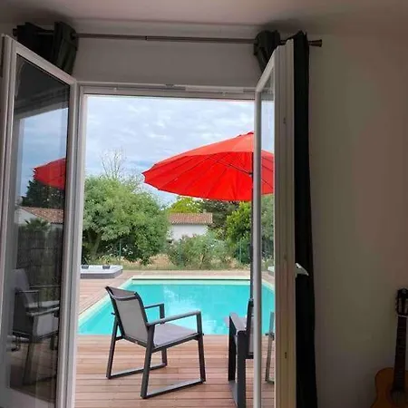 Villa 4 Chambres Avec Piscine Chauffee Et Jacuzzi, A 800m De La Des Sables Vigniers *